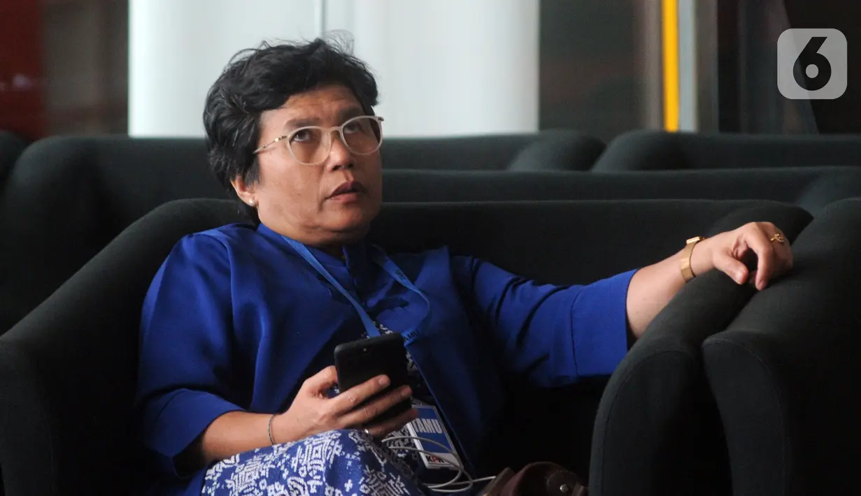 Pimpinan KPK terpilih Lili Pintauli Siregar saat mendatangi Gedung KPK, Jakarta, Selasa (19/11/2019). Lili Pintauli Siregar akan bertemu dengan pimpinan KPK lama untuk berdiskusi tentang pemberantasan korupsi. (merdeka.com/Dwi Narwoko)