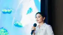 Dalam sesi grand launching, Prilly Latuconsina tampil semi formal dengan gaya khas lady boss [@prillylatuconsia96]