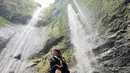 Tak hanya itu, Nay bahkan sampai bingung harus mengunggah foto yang mana lantaran menurutnya semuanya sangat bagus karena didukung dengan pemandangan air terjun yang sangat indah itu [instagram/naymirdad]