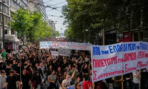 Para pengunjuk rasa ikut serta dalam aksi demonstrasi yang diselenggarakan oleh guru dan siswa yang menuntut perbaikan pendidikan dan langkah-langkah untuk mengatasi kenaikan biaya hidup di Athena, Yunani, Rabu, 21 Oktober 2026. (AP Photo/Thanassis Stavrakis)