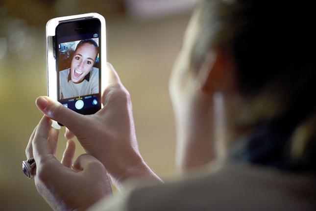 Lumee, case handphone khusus untuk selfie | Foto: copyright brit.co