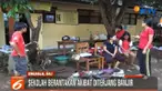 Tak sedikit bangku maupun meja yang hilang terseret derasnya arus banjir. Begitu pula dengan dokumen-dokumen penting sekolah.