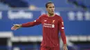 Bek Liverpool, Virgil van Dijk, tampak kecewa usai gagal mengalahkan Everton pada laga Premier League di Stadion Goodison Park, Minggu (21/6/2020). Laga Derbi Merseyside edisi ke-236 itu berakhir 0-0. (AFP/Jon Super)