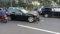 Tabrakan beruntun di jalur Puncak, Cisarua, Bogor melibatkan 4 motor dan 1 sedan BMW. (Istimewa)