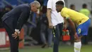 Tite (kiri) pelatih Brasil memberi arahan taktik pada Gabriel Jesus di tengah laga Brasil vs Venezuela pada penyisihan Grup A Copa America 2019. (AP/Natacha Pisarenko)