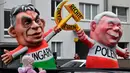 Kereta karnaval membawa karikatur  Perdana Menteri Hungaria, Viktor Orban dan pemimpin partai PiS Polandia, Jaroslaw Kaczynski dengan palu dan sabit dalam parade karnaval Rose Monday di Duesseldorf, Jerman, Senin (12/2). (AP Photo/Martin Meissner)