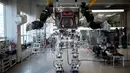 Seorang karyawan mengontrol lengan robot berawak "METODE-2" selama demonstrasi di Gunpo, Korea Selatan, (27/12). Robot ini memiliki dua lengan yang dapat dikontrol melalui pemetaan langsung dari gerakan sang pilot. (Reuters/Kim Hong-Ji)