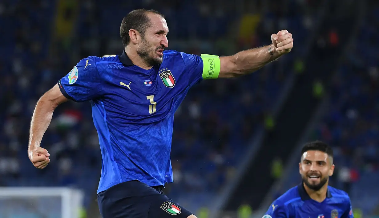 Giorgio Chiellini merupakan kapten Timnas Italia yang berjasa membawa Gli Azzurri menyabet gelar Euro 2020 dan titel 37 laga tak terkalahkan. Saat ini, ia bermain untuk Juventus di Liga Italia sekaligus menjadi kapten La Vecchia Signora. (AFP/Pool/Ettore Ferrari)