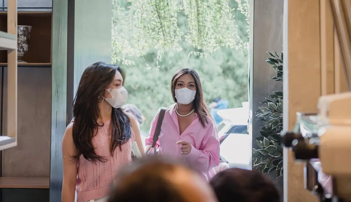 Nola dan Naura yang terlihat sedang bersama memang bak pinang dibelah dua. Terlihat dalam foto ini, Nola dan Naura mengenakan outfit bernuansa merah muda. Nola mengenakan oversized shirt dengan kalung mutiara, sedangkan Naura tampak mengenakan sweater rajut tanpa lengan. Foto: Instagram.