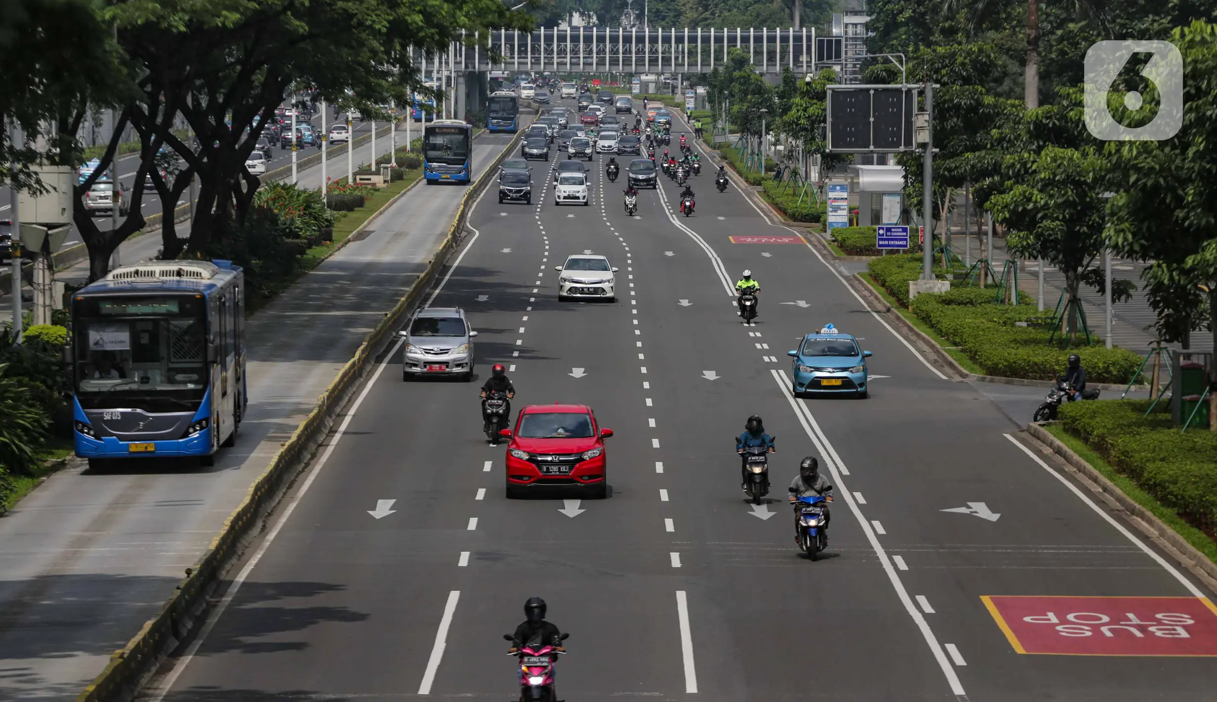 FOTO: PSBB Jakarta, Ruas Jalan Ibu Kota Masih Ramai - Foto Liputan6.com