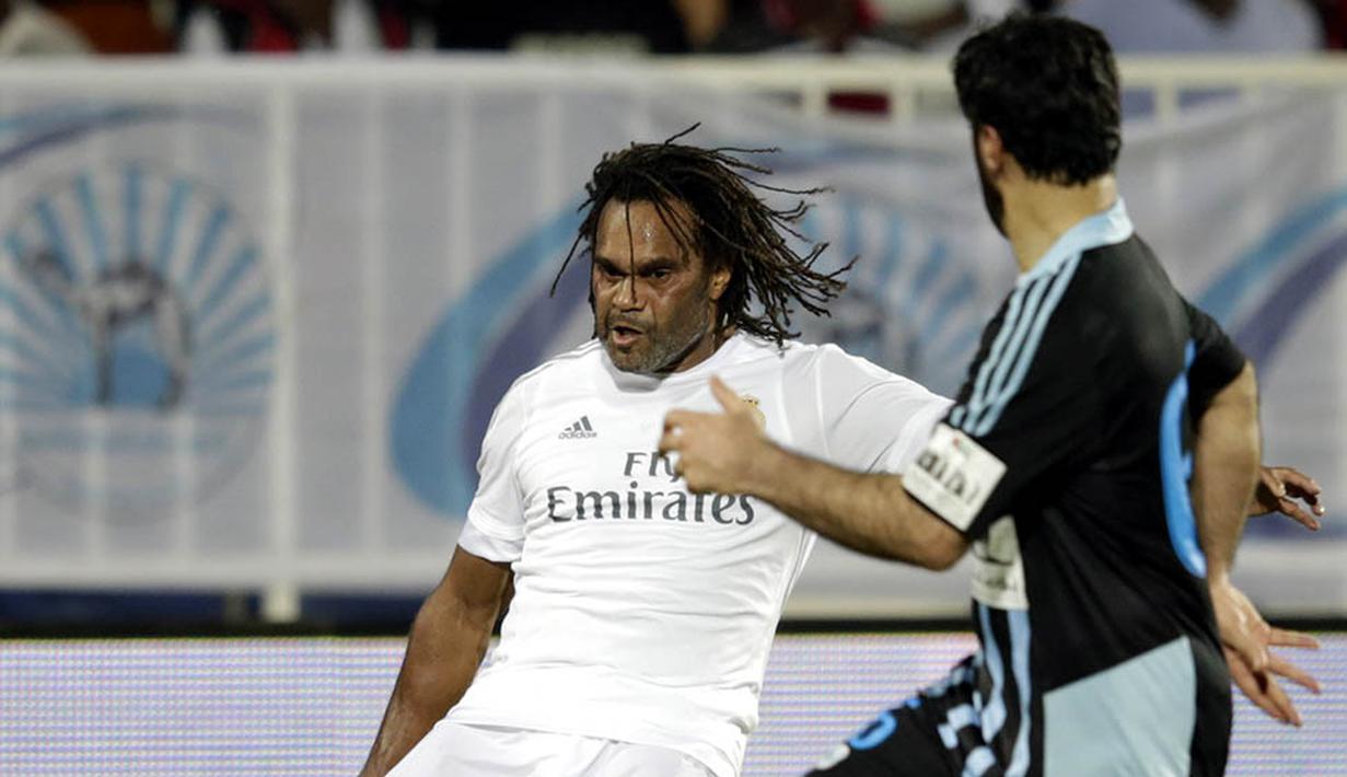 Pemain Real Madrid Legends, Christian Karembeu, berusaha melewati pemain BaniYas FC pada laga persahabatan di Abu Dhabi, UEA, Jumat (4/12/2015). (EPA/Ali Haider)
