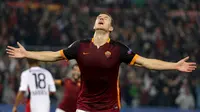 Ekspresi pemain AS Roma, Edin Dzeko, setelah mencetak gol kedua ke gawang Bayer Leverkusen dalam laga Grup E Liga Champions di Stadion Olimpico, Roma, Kamis (5/11/2015) dini hari WIB. (Reuters/Max Rossi)