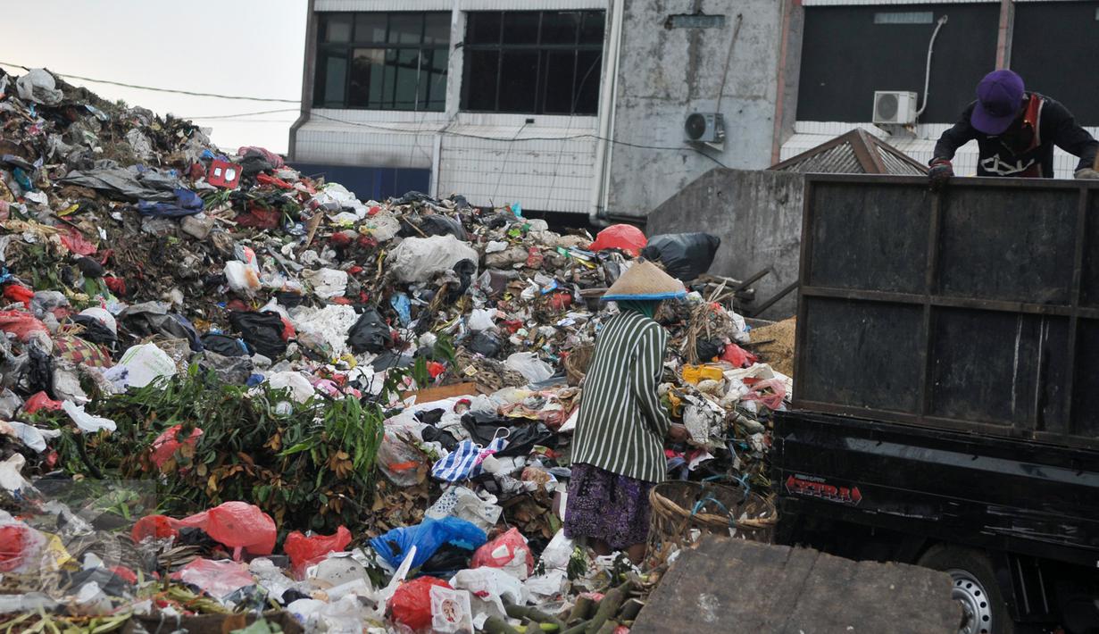 Pemulung mengambil sampah di tempat pembuangan sampah (TPS) di Blok C Pasar Minggu, Jakarta, Minggu (30/4). DPRD DKI meminta pemindahan TPS dekat Lokasi Binaan (Lokbin) Blok C Pasar Minggu dipercepat karena tidak layak. (Liputan6.com/Yoppy Renato)