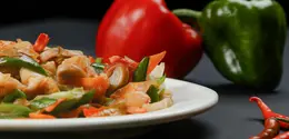 Menu tumis salmon memiliki kandungan yang menyehatkan, seperti salmon, brokoli, dan paprika. (Foto/dok: Pexels/Shourav Sheikh)