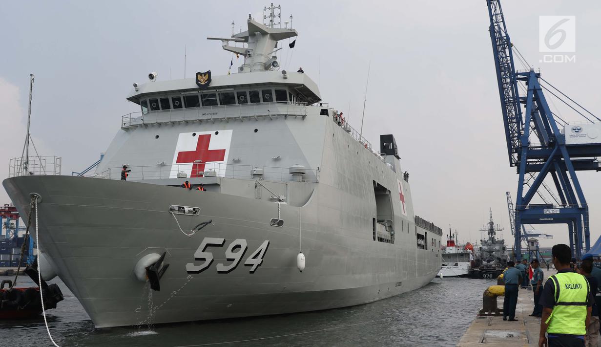 KRI Semarang-594 saat bersandar di dermaga 203, Jakarta, Jumat (15/3). Kapal itu tiba di Jakarta untuk memperkuat Unsur Satfib Komando Armada (Koarmada) I TNI AL setelah menjalani masa ujicoba dari Surabaya ke Jakarta. (Liputan6.com/Helmi Fithriansyah)