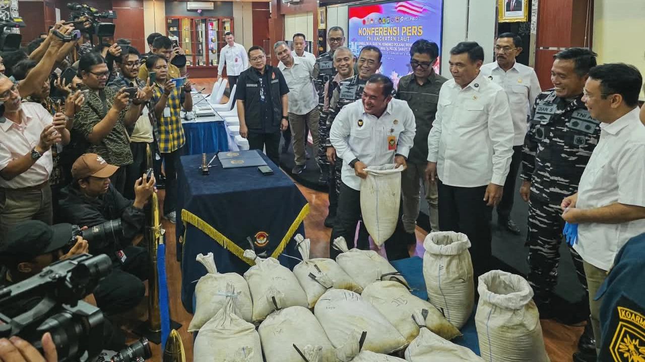 FOTO: TNI AL Gagalkan Distribusi Ilegal Pasir Timah di PIK 2