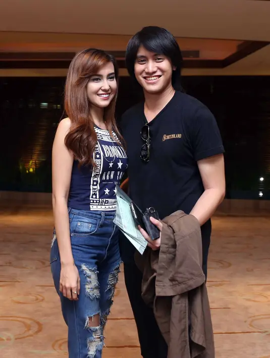 Sambil menabung untuk menuju ke pelaminan, namun wacana tersebut sudah ada di antara orang tua Kevin Aprilio dan Vicy Melanie. Tinggal waktu yang menjawab segalanya. (Nurwahyunan/Bintang.com)