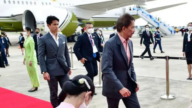 Pangeran Abdul Mateen mendampingi ayahnya, Sultan Brunei Hassanal Bolkiah dalam kunjungan resmi. (Instagram/@tmski)