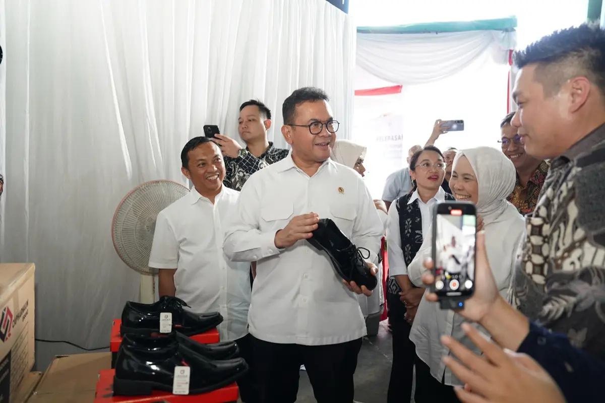 Mendag Busan Lepas Ekspor Alas Kaki UMKM Surabaya ke Kuwait
