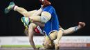 Pegulat putri Meksiko, Alma Valencia (biru) bertanding melawan pegulat AS, Whitney Conder, di nomor gulat gaya bebas kelas 53 kg Pan American Games di Toronto, Kanada. (16/7/2015). (AFP PHOTO/KEVIN VAN PAASSEN)