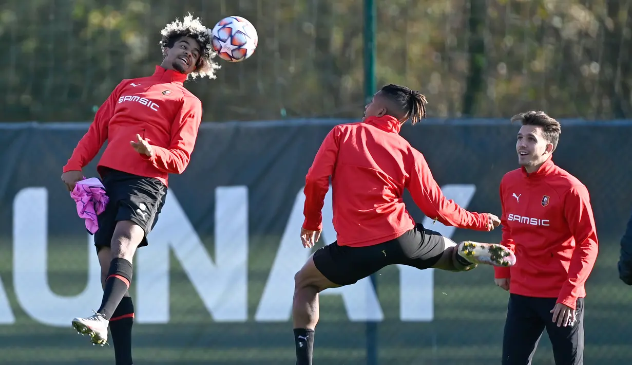Para pemain Rennes saat mengikuti sesi latihan tim di Pusat Pelatihan Henri-Guerin di La Piverdiere di Rennes, Prancis barat (3/11/2020). Rennes akan bertanding melawan Chelsea pada grup E Liga Champions di Stamford Bridge, London. (AFP/Damien Meyer)