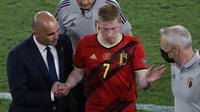 Pada menit ke-47, Kevin De Bruyne terpaksa ditarik keluar karena cedera. Sebagai gantinya, pemain Napoli, Dries Mertens turun ke lapangan. (Foto: AP/Pool/Jose Manuel Vidal)