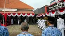 Anggota paskibra saat pengibaran bendera Merah Putih dalam upacara di depan Museum Sumpah Pemuda, Jakarta, Kamis (28/10/2021). Upacara tersebut dilaksanakan untuk memperingati Hari Sumpah Pemuda ke-93. (Liputan6.com/Faizal Fanani)