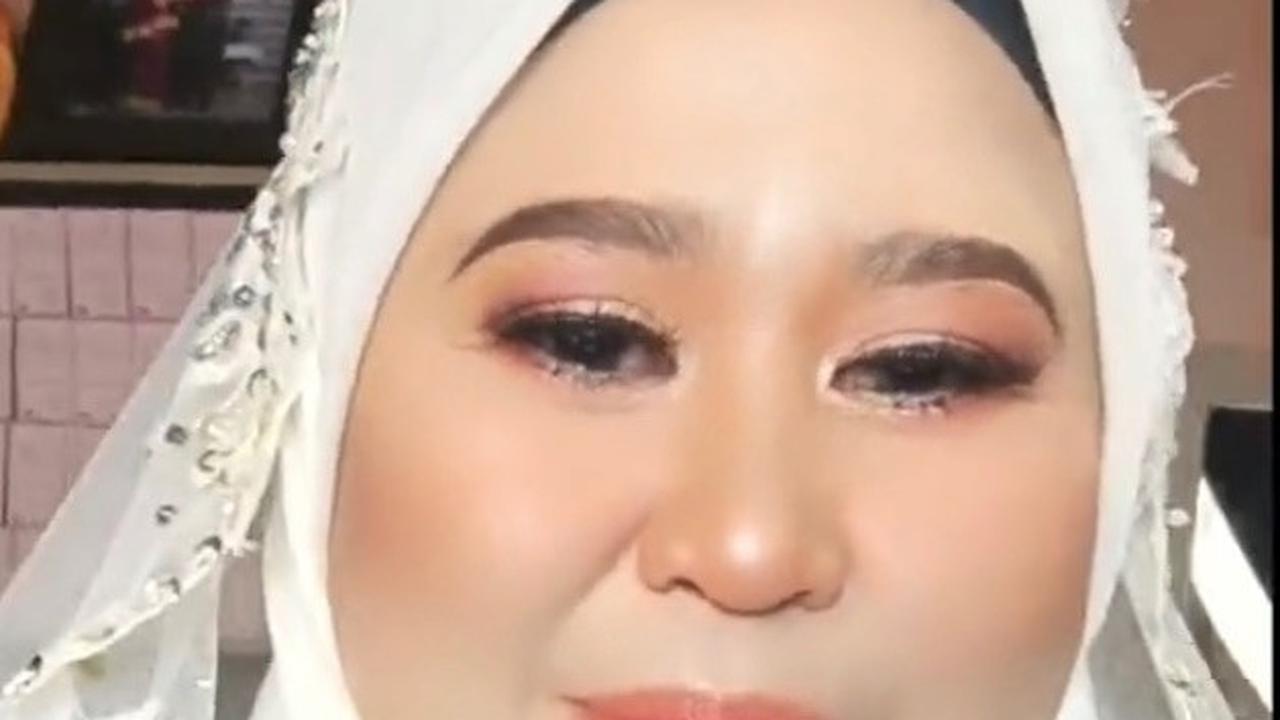 Terlihat foundation dan bedak tampak flawless dan cocok di wajah emak-emak ini. Eye shadow dan bulu mata mempercantik riasan ini. Blush on warna peach mempercantik bagian pipi. Tak lupa bibir dengan lipstick warna merah muda.