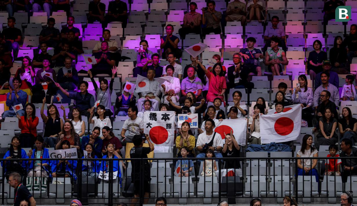 Suporter Jepang memberikan dukungan kepada para pesenamnya saat final All-Around Kejuaraan Dunia Gimnastik 2025 di Indonesia Arena, Senayan, Jakarta, Rabu (22/10/2025). (Bola.com/Bagaskara Lazuardi)