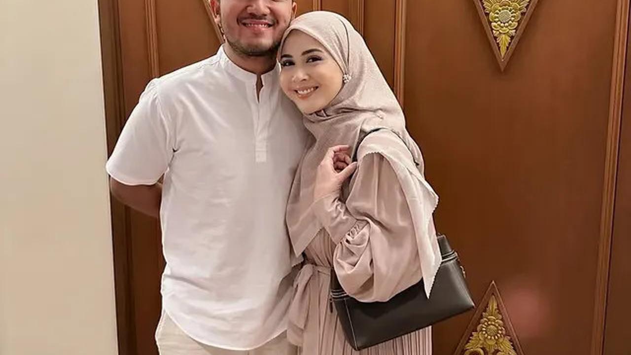 7 Model Gamis dan Setelan Hijab ala Kesha Ratuliu, Gaya Menawan untuk Ibu Muda