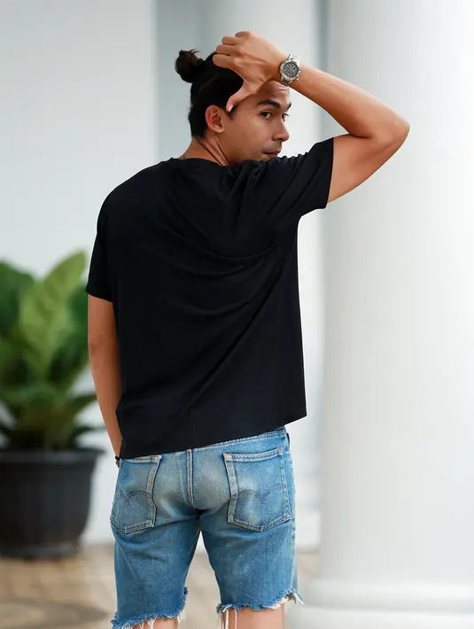 Meski disebut sebagai anak pemalas namun tetap saja karakter Mansyur yang diperankan oleh Lionil ingin dianggap oleh bapaknya. Seperti ketika bapaknya kesusahan ia ingin membantu, namun ia justru diremehkan oleh bapaknya. (Deki Prayoga/Bintang.com)