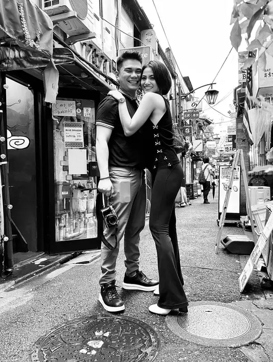 Potret kemesraan bersama sang suami tercinta di salah satu sudut kawasan Shinjuku, Tokoyo, Jepang. Seperti diketahui, setelah menikah dengan Vicky Kharisma tahun 2014 silam, Acha mendampingi suami di Australia. [Instagram/septriasaacha]