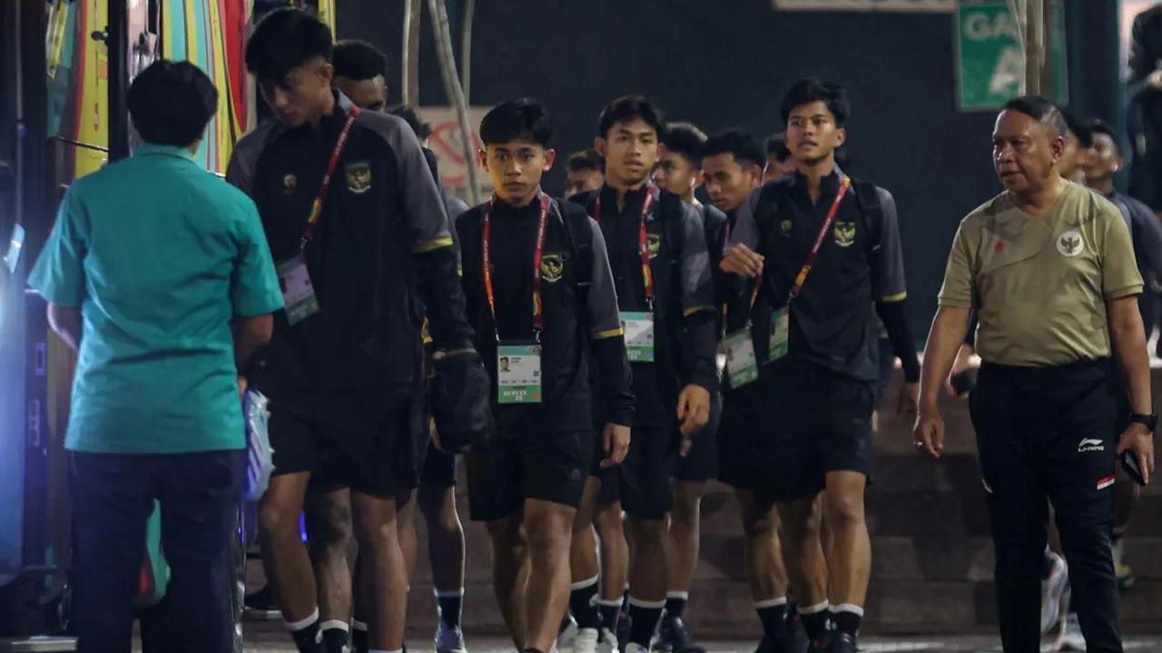 Timnas Indonesia U-17 terus mempersiapkan diri menjelang Piala Dunia U-17 2023. <br><br>Skuad asuhan Bima Sakti tersebut melakoni sesi latihan yang berlangsung di Lapangan Thor, Wonokromo, Surabaya, Rabu (8/11/2023).