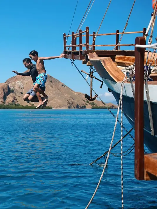 Suami Bunga Citra Lestari, Ashraf Sinclair dan putranya Noah Aidan Sinclair melompat bersama ke air saat berlibur di Labuan Bajo. Ashraf Sinclair dimakamkan di San Diego Hills, Karawang, Jawa Barat. (Instagram/@ashrafsinclair)
