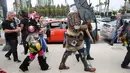 Para cosplay berjalan di luar Comic-Con, San Diego, California, Amerika Serikat, Jumat (20/7). (Mario Tama/Getty Images/AFP)