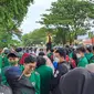 Ratusan mahasiswa di Kota Padang, Sumatera Barat, menggelar aksi unjuk rasa di depan kantor gubernur provinsi setempat, Rabu (1/3/2023). (Liputan6.com/ Novia Harlina)