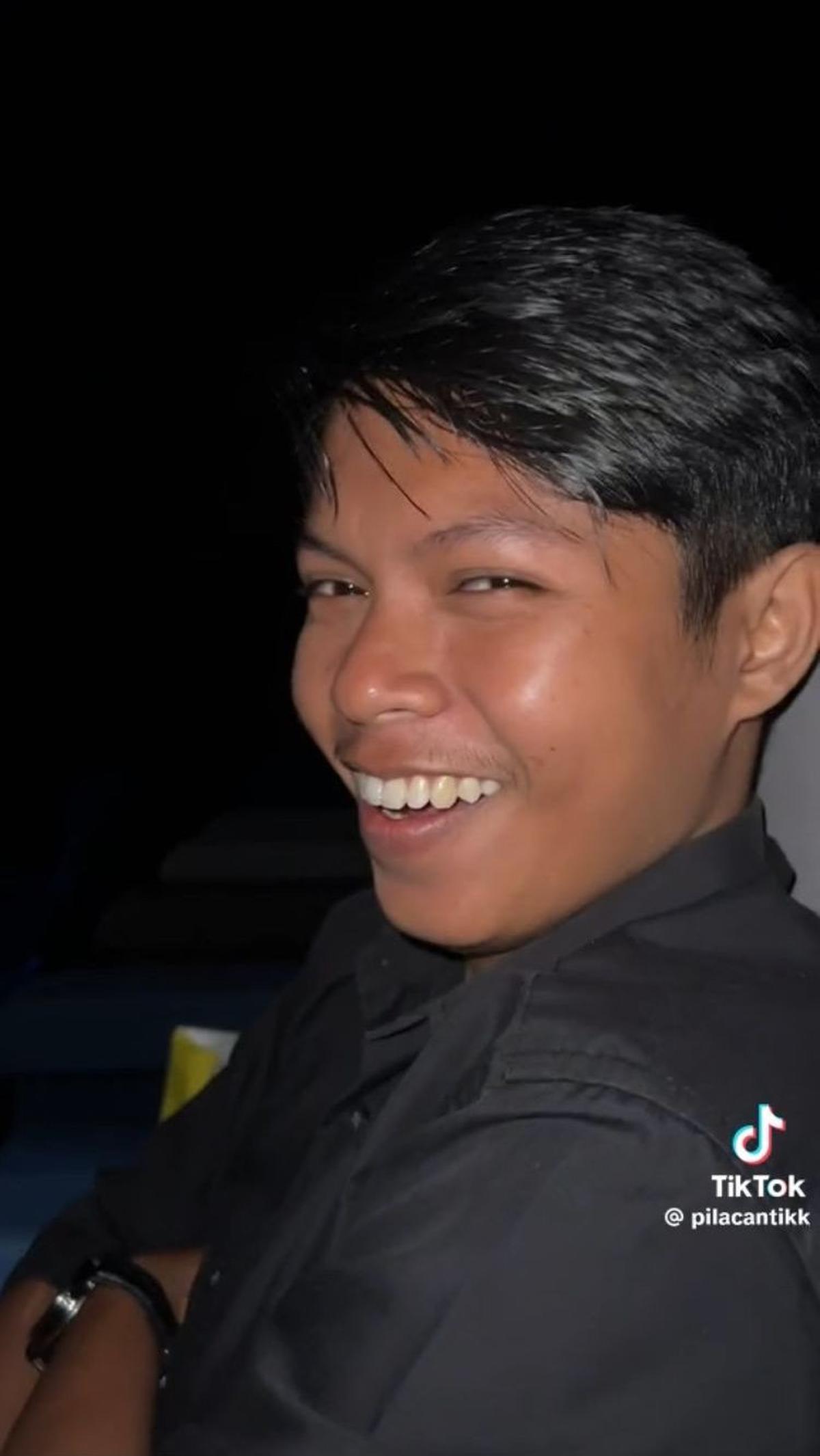 Mengetahui kekasihnya menyiapkan hal ini, pria ini pun terus menerus tersenyum.