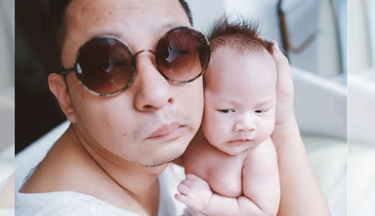 Ekspresi Ringgo dan sang buah hati, Baby Bjorka, saat pose bareng kocak banget. (instagram.com/sabaidieter)