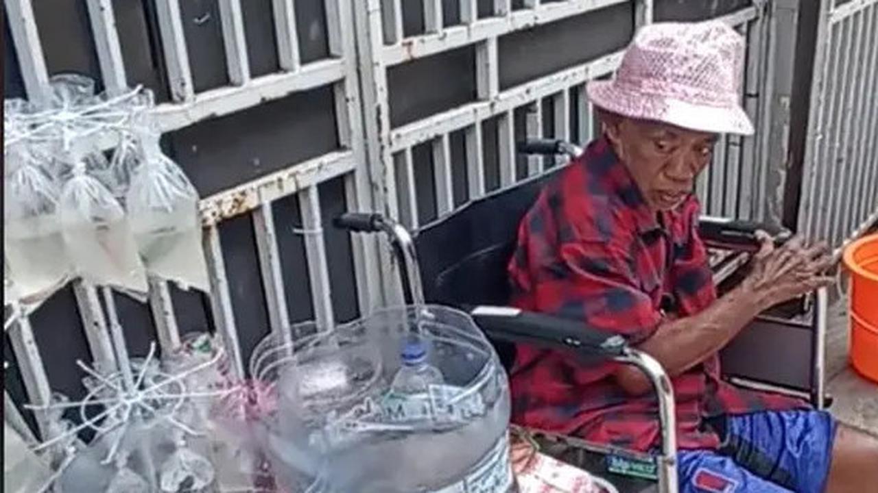 6 Potret Terbaru Pak Tarno Pesulap Terkenal yang Kini Terpaksa Jualan Ikan Cupang Pakai Kursi Roda
