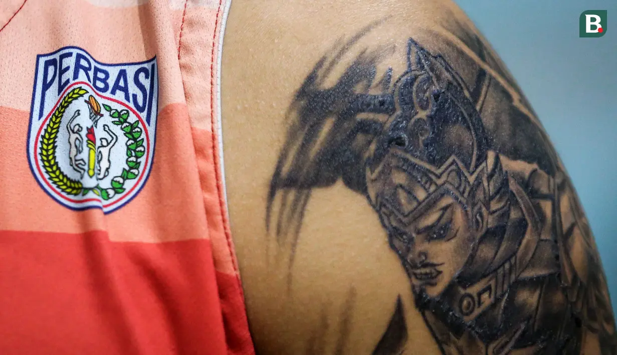 Tato Gatotkaca di permaian Mobile Legend milik pemain Timnas Basket 3x3 Indonesia, Kevin Moses Poetiray saat melakukan pemusatan latihan menjelang SEA Games 2023 di GBK Arena, Senayan, Jakarta, Sabtu (08/03/2023). Skuad asuhan Fandi Andika Ramadhani melakukan dua tahap TC, yaitu 5-19 April dan 26 April-3 Mei sebelum menentukan empat pemain yang akan dibawa ke SEA Games 2023. (Bola.com/Bagaskara Lazuardi)