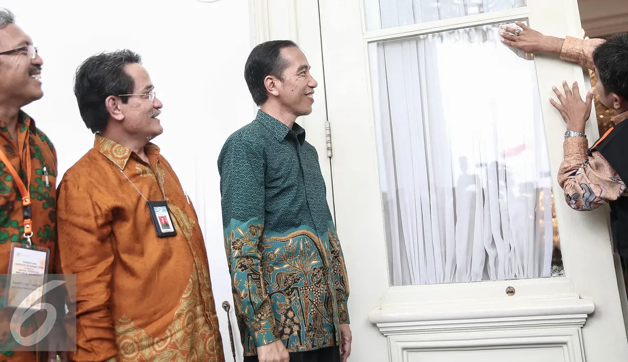 Petugas menempelkan stiker sensus di Istana Negara, Jakarta, Rabu (25/5/2016). Kedatangan tim Sensus Ekonomi BPS untuk mendata sensus ekonomi kepada Presiden Jokowi. (Liputan6.com/Faizal Fanani)
