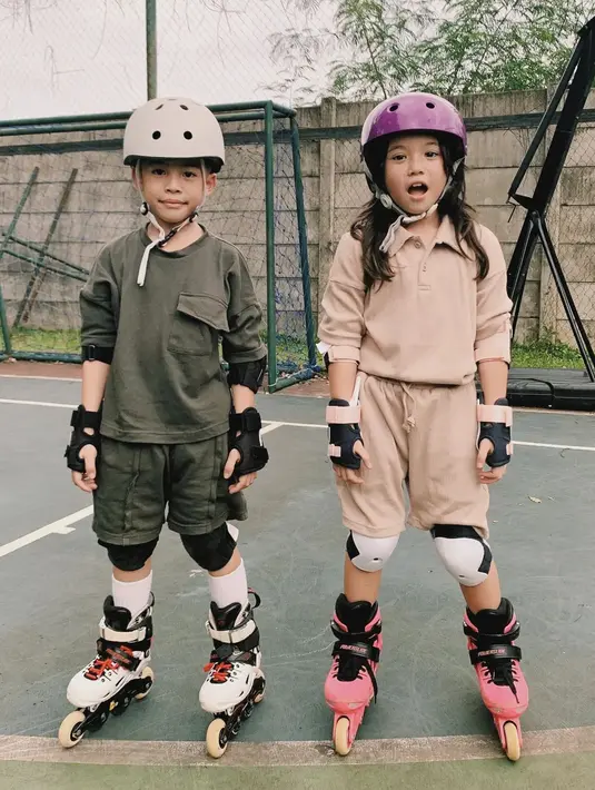 Gempita juga dekat dengan anak pertama Tya Ariestya, Muhammad Kanaka Ratinggang. Ini adalah potret Gempi dan Kanaka saat jadi model salah satu brand fashion. Kompak pakai alat pelindung bermain sepatu roda, dua anak artis ternama ini bikin gemas. Gempi lahir tahun 2015 dan Kanaka tahun 2016, keduanya sangat dekat satu sama lainnya. (Liputan.com/IG/@gisel_la)