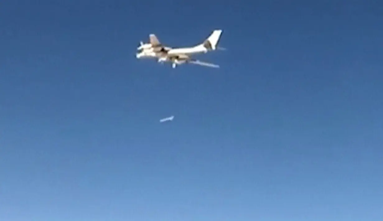 Sebuah gambar yang diambil dari rekaman video drone yang dirilis oleh Kementerian Pertahanan Rusia pada 17 November 2016, menunjukan Pesawat bomber Rusia saat menjatuhkan bom ke target markas ISIS di lokasi yang tidak diketahui di Suriah. (Reuters)