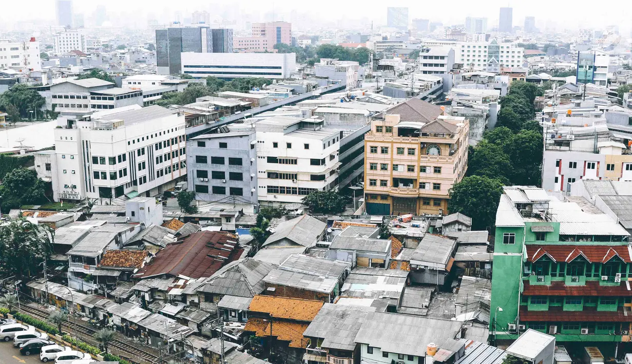 Pemandangan permukiman dan perkantoran dilihat dari kawasan Mangga Dua Jakarta, Kamis (8/11). Berdasarkan survei Euromonitor International, Jakarta akan menjadi kota paling padat di dunia pada 2030. (Liputan6.com/Immanuel Antonius)