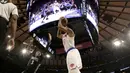 Pemain Knicks, Derrick Rose melakukan tembakan ke jaring saat melawan Sacramento Kings pada laga NBA di Madison Square Garden, (5/12/2016). Knicks menang 106-98. (AP/Julio Cortez)