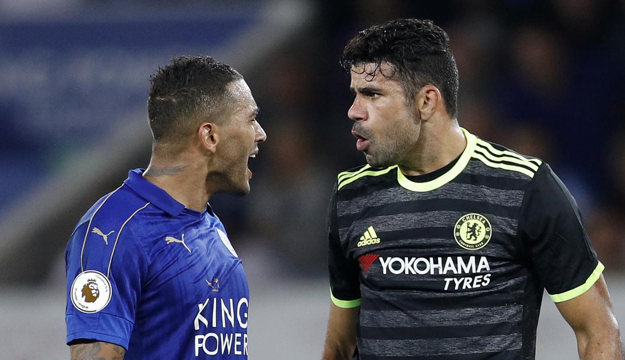 Pemain Leicester City, Danny Simpson  beradu mulut dengan pemain Chelsea, Diego Costa pada putaran ketiga Piala Liga Inggris di Stadion King Power, (21/9/2016) dini hari WIB. (Reuters/Darren Staples)