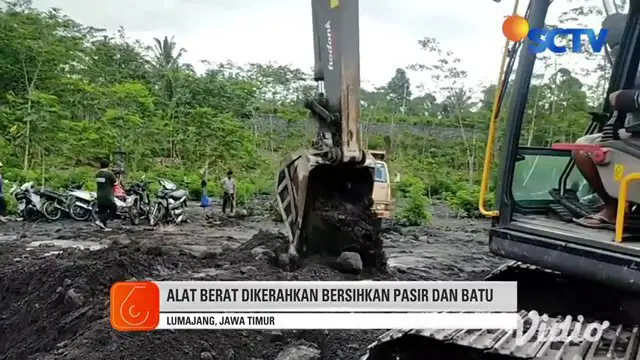 Warung makan milik Slamet warga Kecamatan Candipuro, Lumajang, Jawa Timur, tertimbun material pasir dari banjir lahar dingin Gunung Semeru. Warung tersebut berada di pinggiran kali Sungai Leprak.