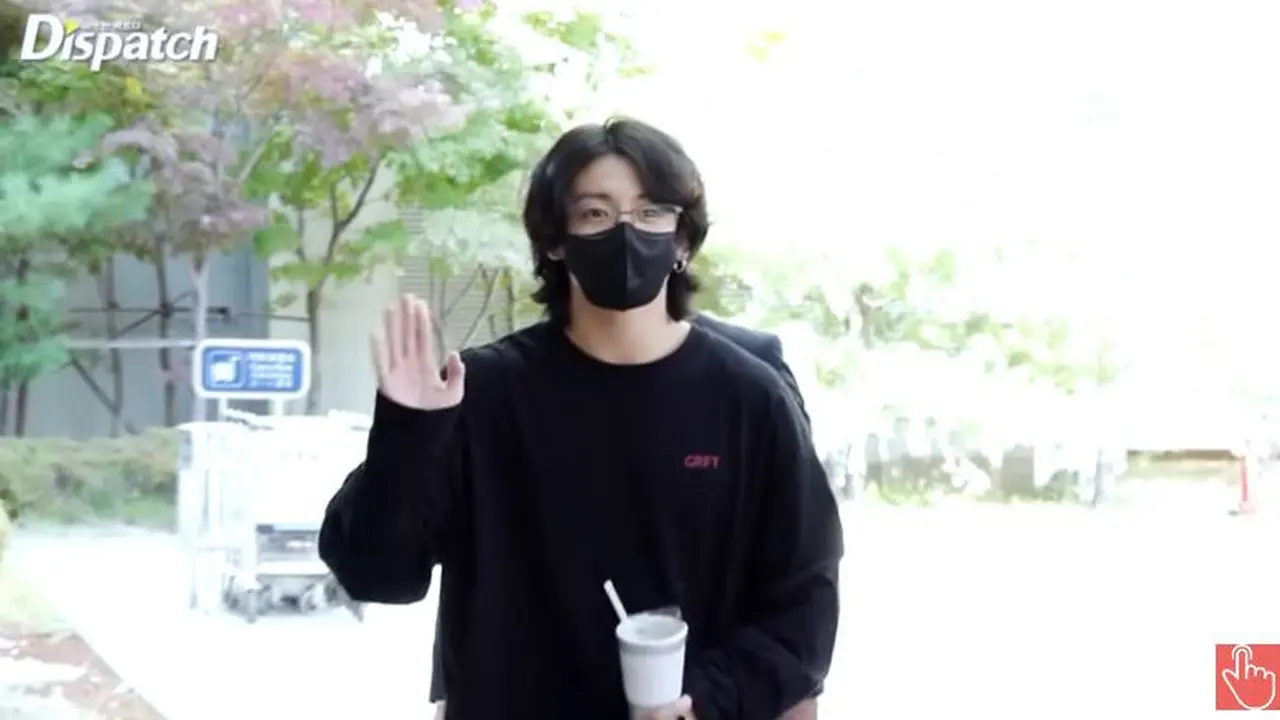 Saat turun dari mobil, Jungkook sudah ditunggu pewarta. Dengan ramahnya, ia pun melambaikan tangannya. (Foto: Dispatch/Allkpop)