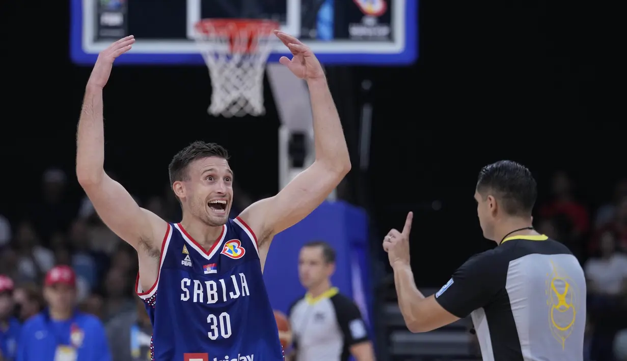 Reaksi point guard Serbia, Aleksa Avramovic (kiri), setelah mendapatkan peringatan dari wasit dalam pertandingan final Piala Dunia FIBA 2023 melawan Jerman yang berlangsung di Mall of Asia Arena, Pasay, Filipina, Minggu (10/9/2023) malam WIB. (AP Photo/Michael Conroy)