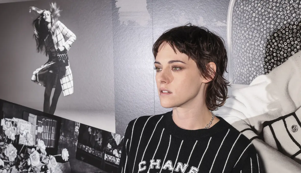 Kristen Stewart berpose menghadiri koleksi busana Chanel Spring/Summer 2023 selama Paris Fashion Week di Paris pada Selasa, 4 Oktober 2022. Kristen Stewart melengkapi penampilannya dengan sepasang sepatu bot kulit bertali. (Photo by Vianney Le Caer/Invision/AP)